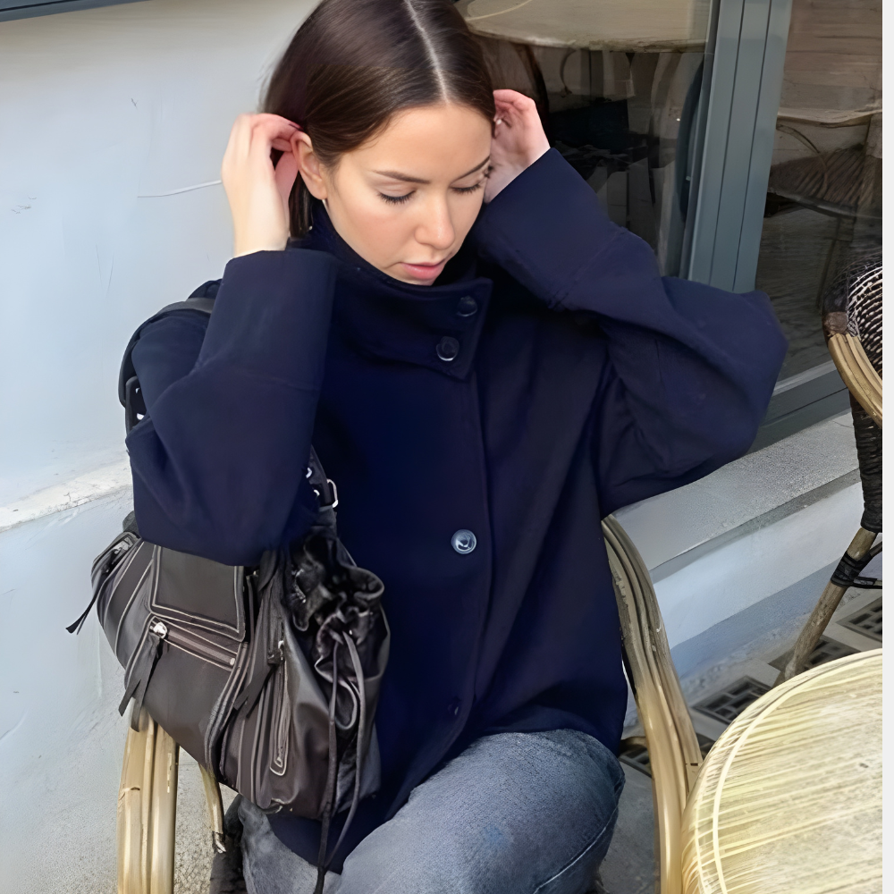 Ava | Kurtka Damska z Stojącym Kołnierzem – Zapięcie na Guziki