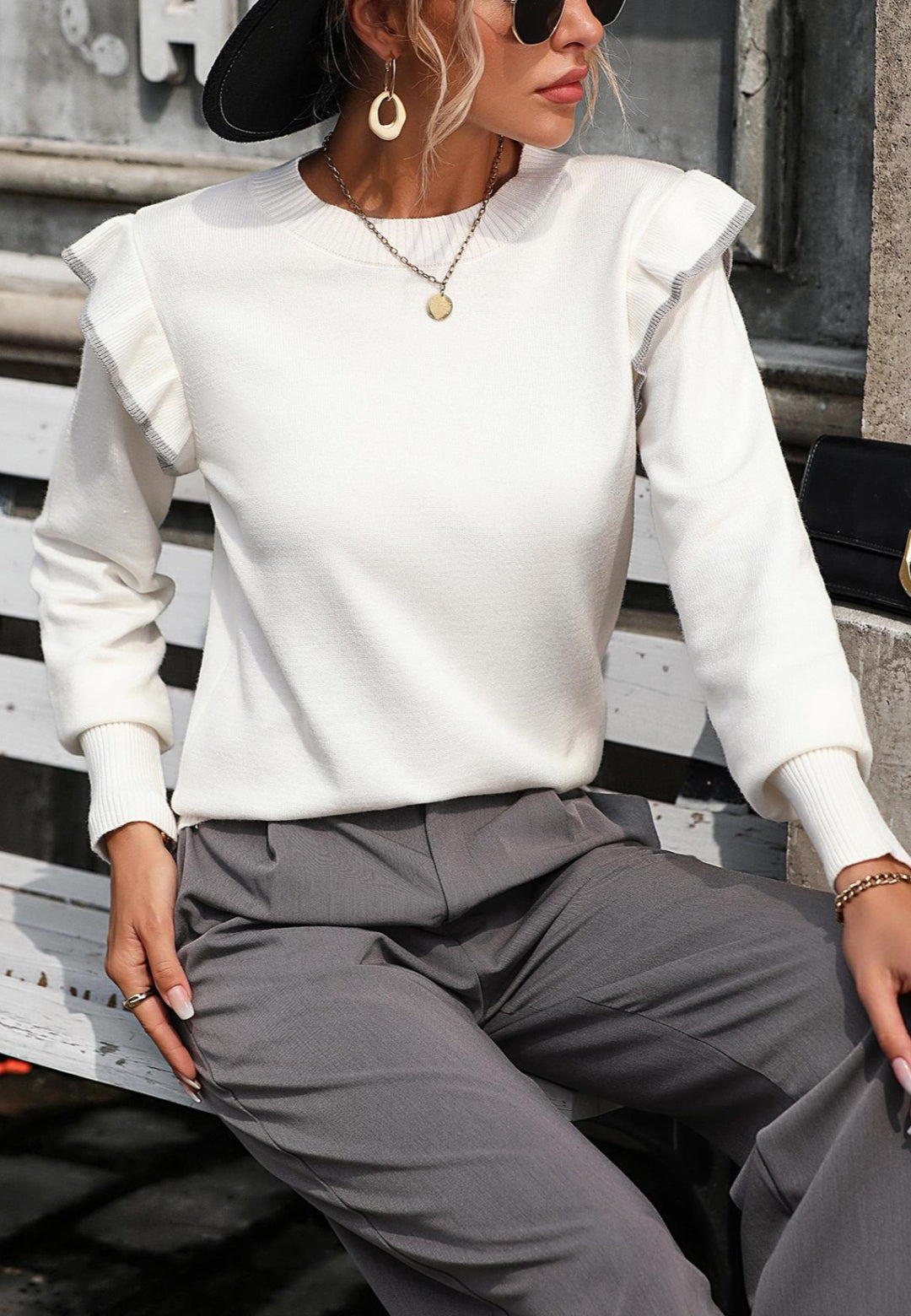 Iga | Sweter damski casualny z falbanami na ramionach Chicveo