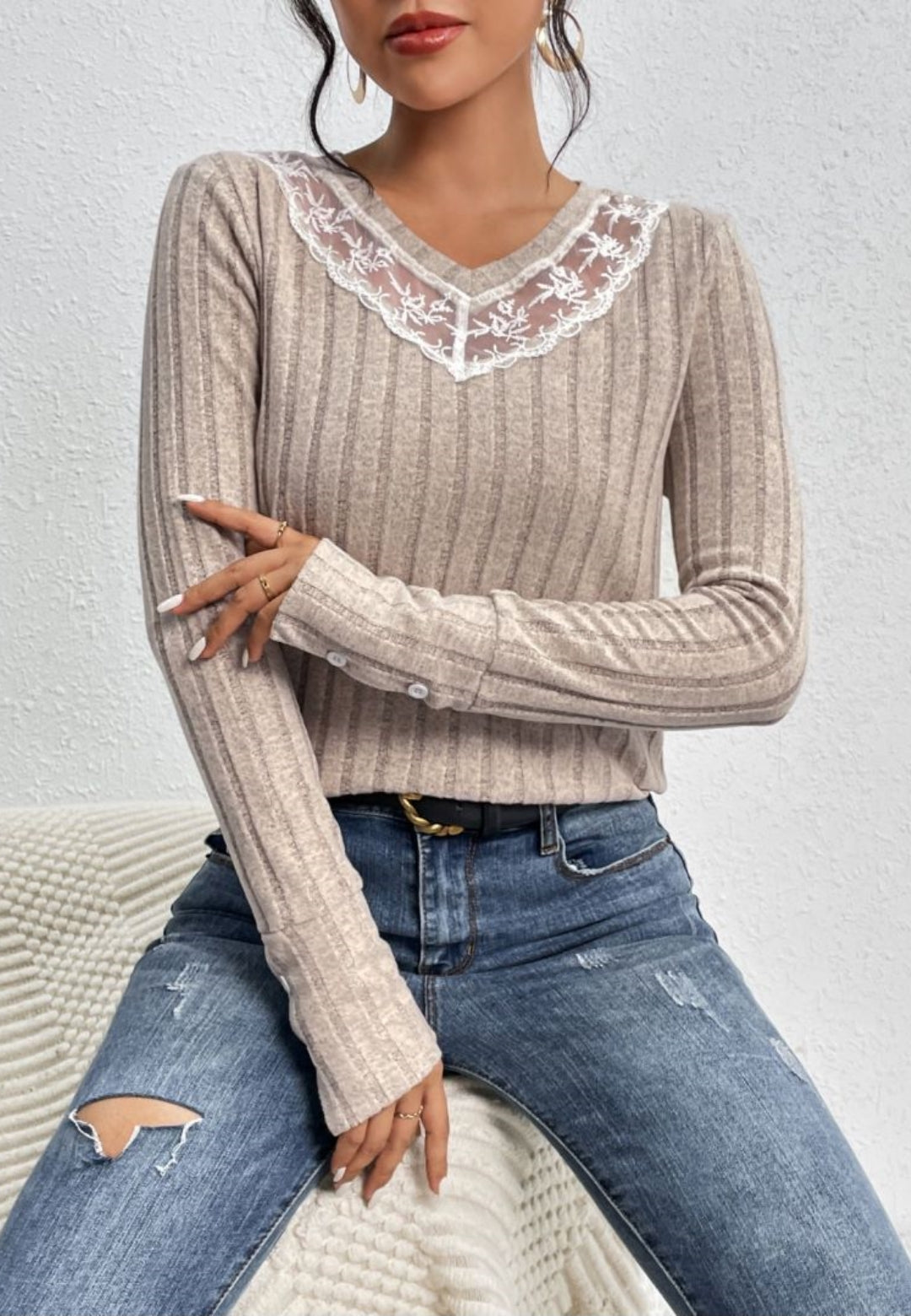 Irena | Sweter damski koronkowy z dekoltem V i eleganckimi mankietami Chicveo