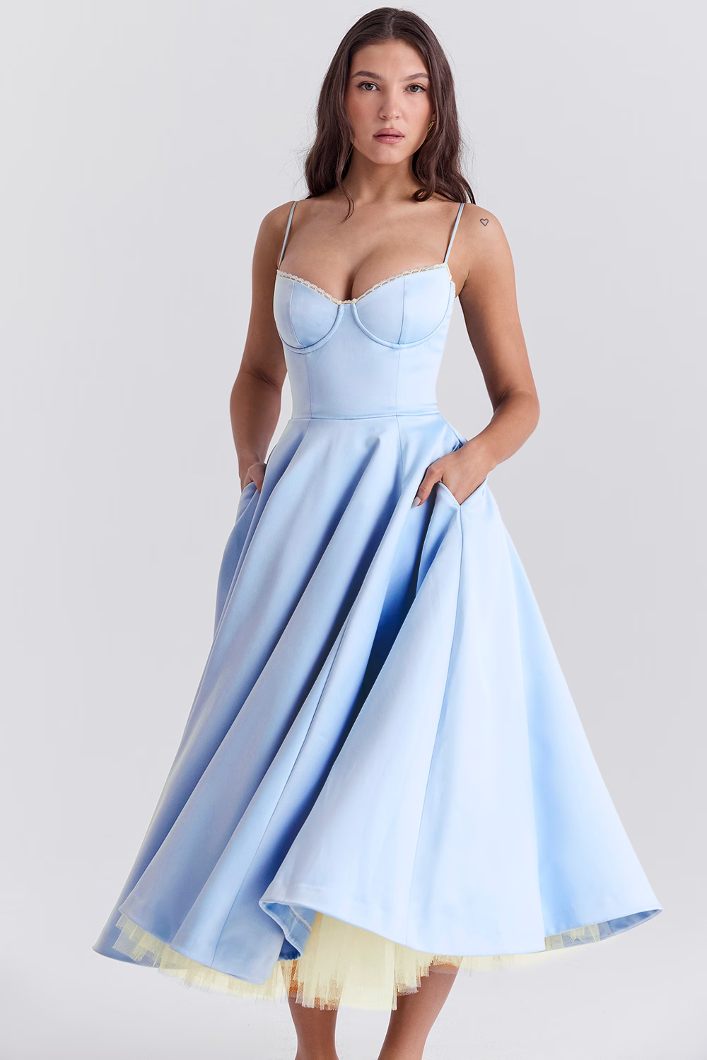 Joanna | Stylowa Midi Sukienka z Tiulu z Regulowanymi Ramiączkami Chicveo