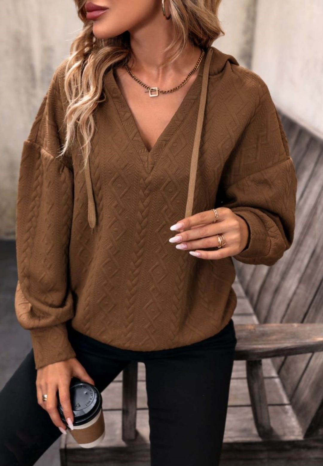 Julia | Stylowy sweter damski luźny z kapturem warkoczowy V-neck Chicveo
