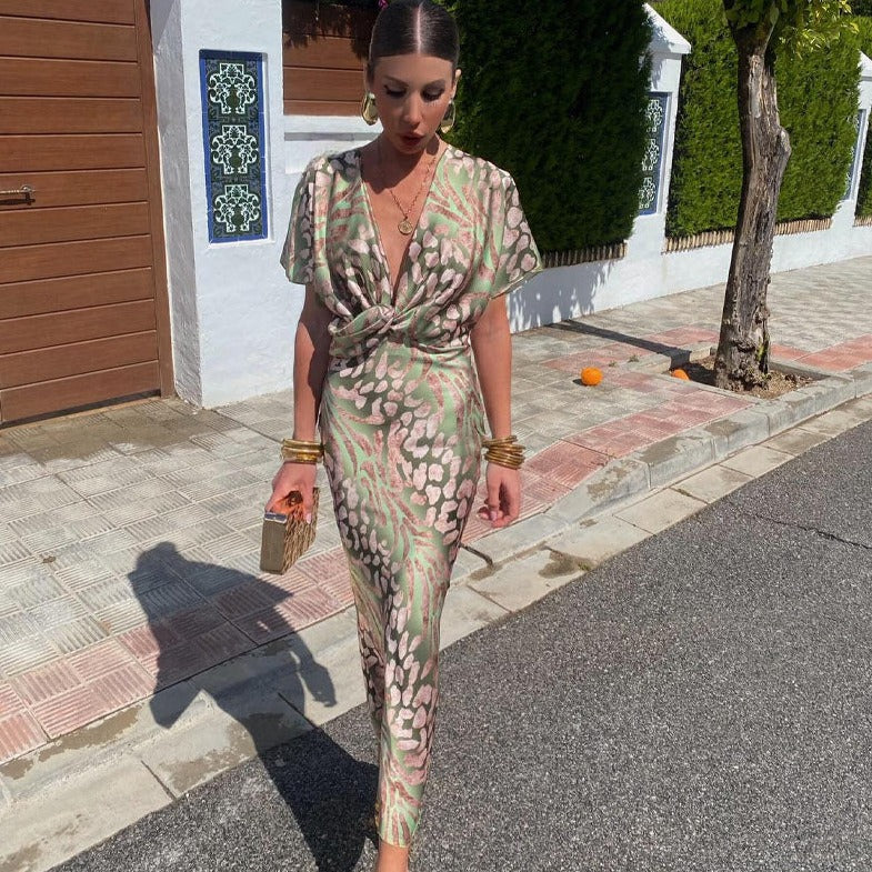 Lena | Elegancka Sukienka Maxi z Zmysłowym Dekoltem w Serek Chicveo