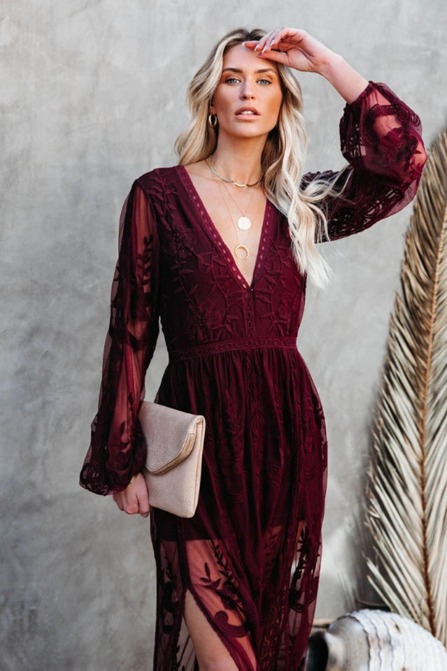 Zofia | Elegancka Długa Sukienka Boho z Koronkowym Dekoltem