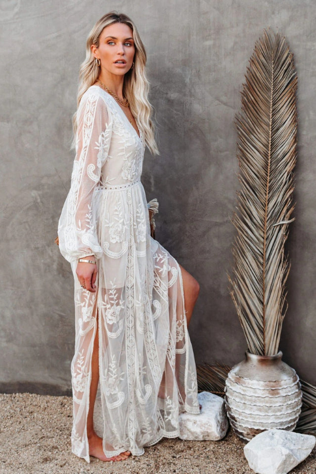 Zofia | Elegancka Długa Sukienka Boho z Koronkowym Dekoltem