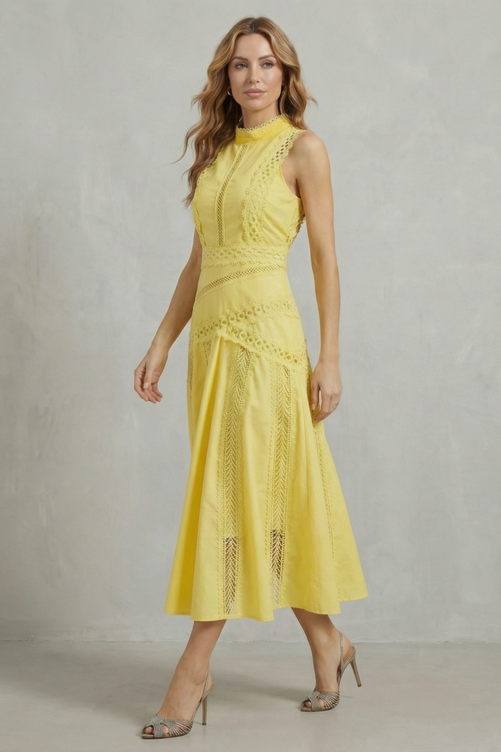 Gracia – Złożone panele koronkowe – Elegancka sukienka midi