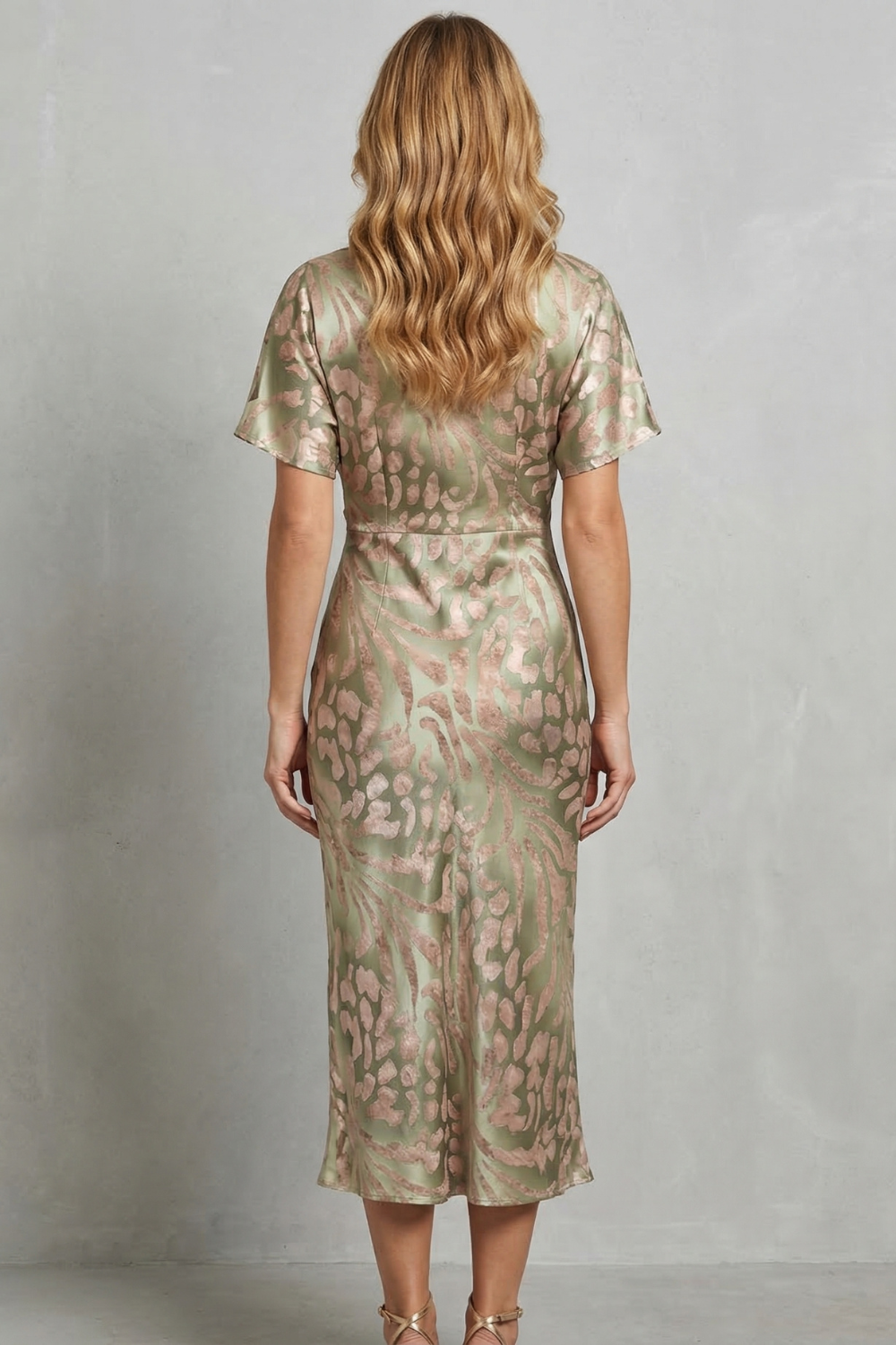 Zarielle – Drapowana elegancja – Sukienka maxi z dekoltem w kształcie litery V