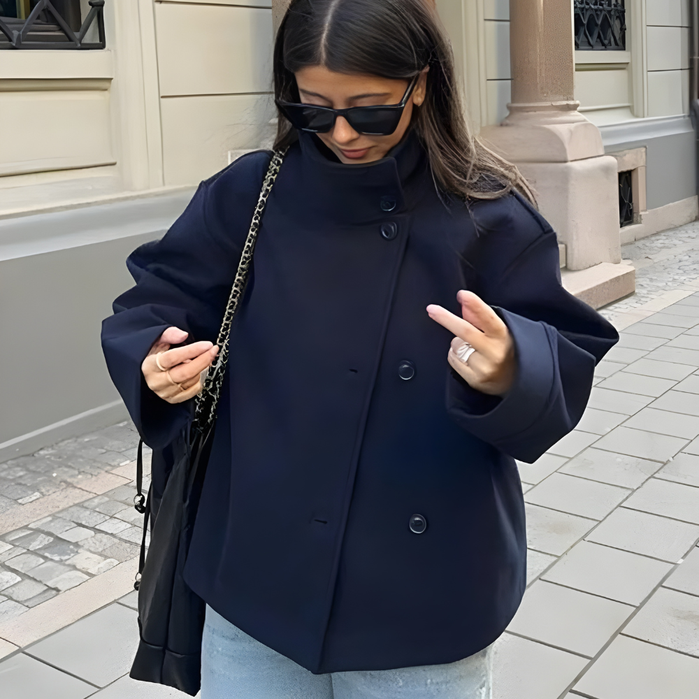 Ava | Kurtka Damska z Stojącym Kołnierzem – Zapięcie na Guziki