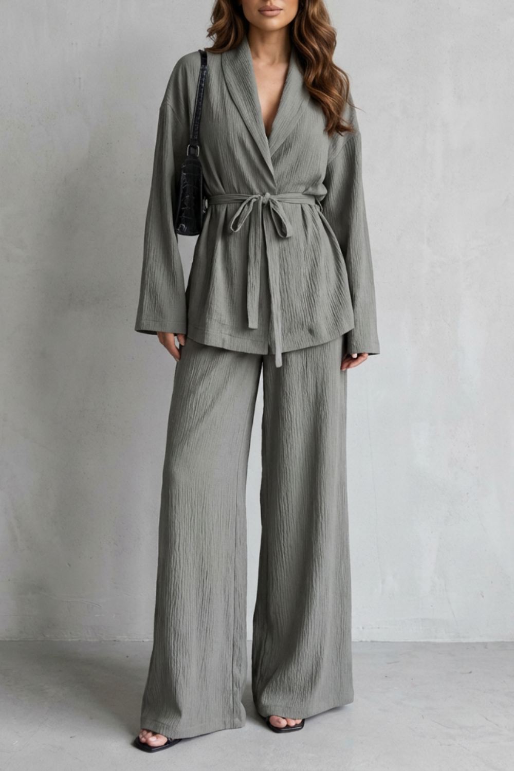 Calissa – Zestaw z dekoltem w serek z paskiem – Elegancka stylizacja z szerokimi spodniami