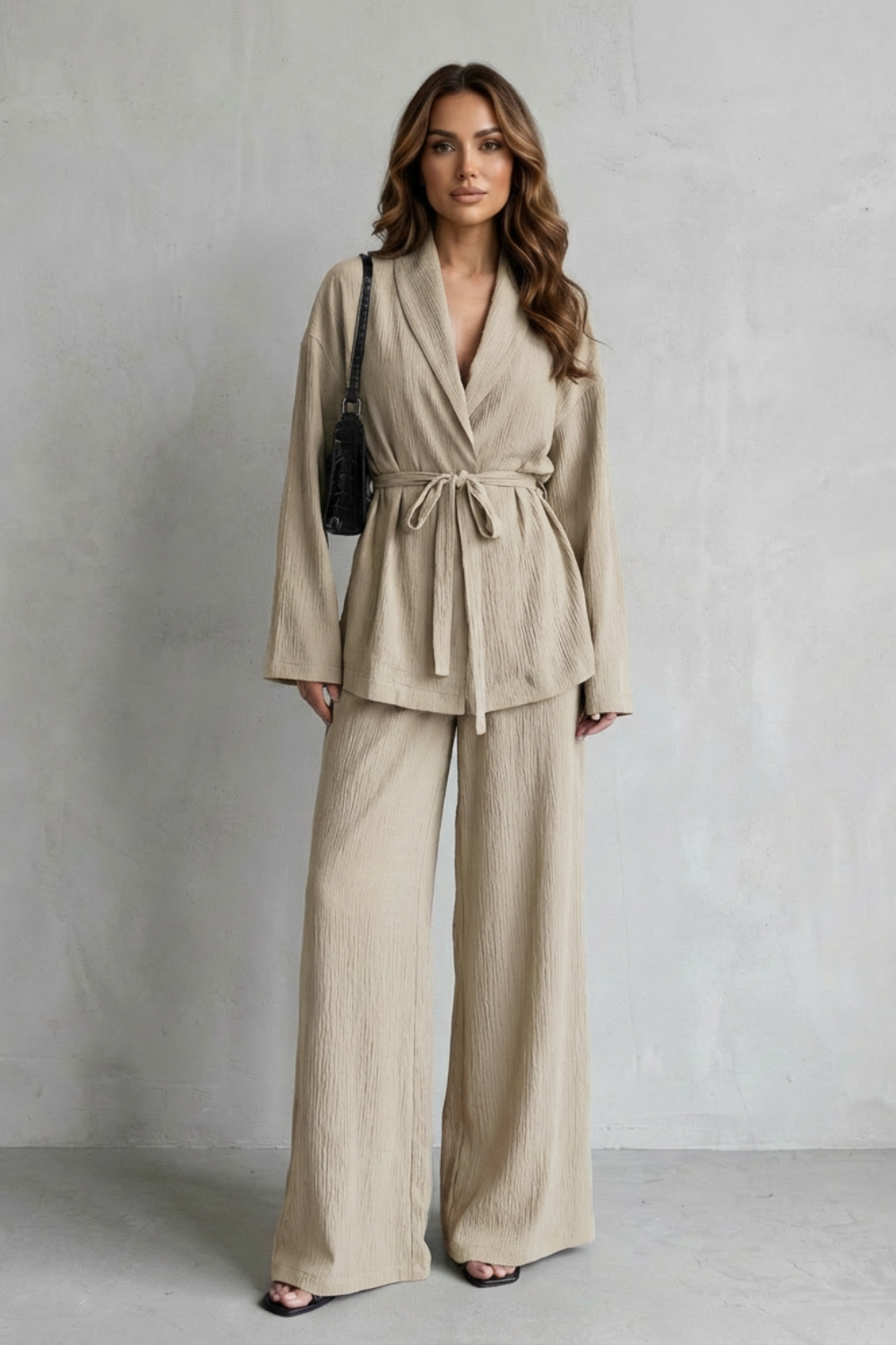 Calissa – Zestaw z dekoltem w serek z paskiem – Elegancka stylizacja z szerokimi spodniami