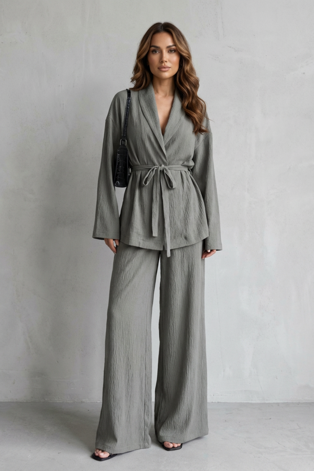 Calissa – Zestaw z dekoltem w serek z paskiem – Elegancka stylizacja z szerokimi spodniami