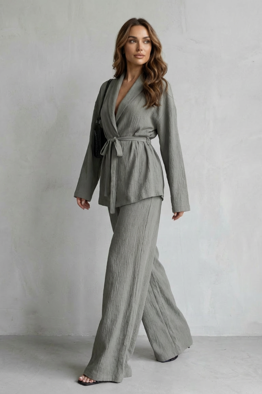 Calissa – Zestaw z dekoltem w serek z paskiem – Elegancka stylizacja z szerokimi spodniami
