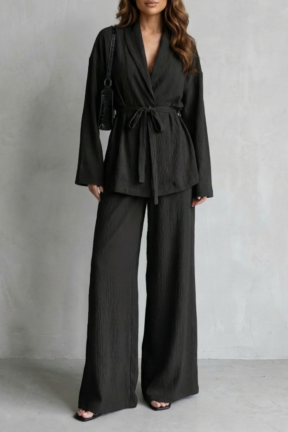 Calissa – Zestaw z dekoltem w serek z paskiem – Elegancka stylizacja z szerokimi spodniami
