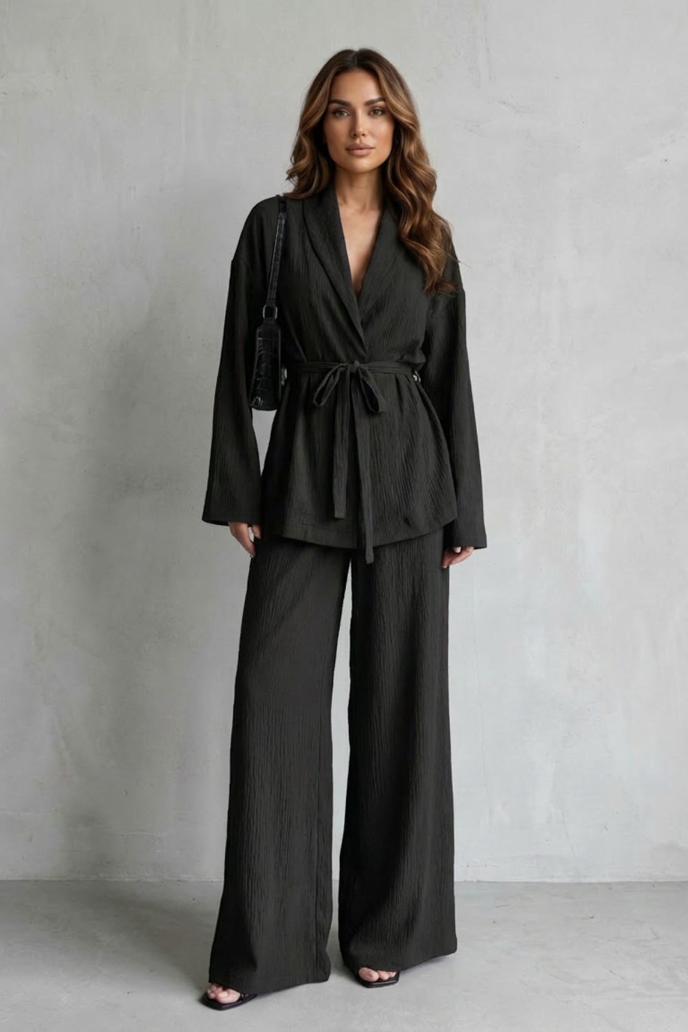 Calissa – Zestaw z dekoltem w serek z paskiem – Elegancka stylizacja z szerokimi spodniami