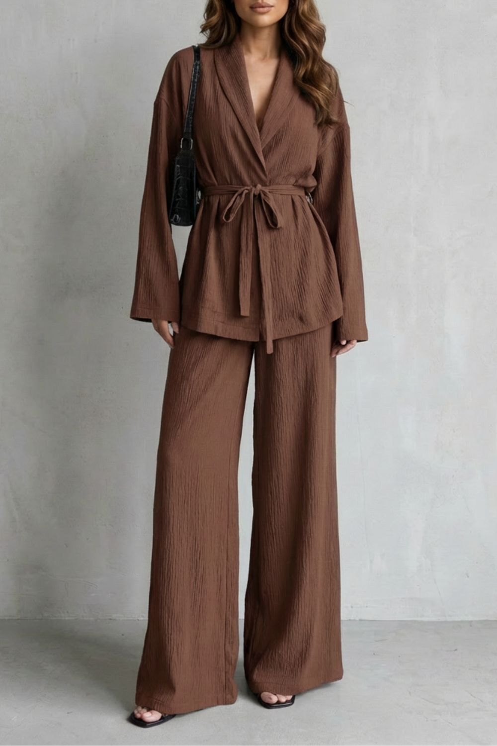 Calissa – Zestaw z dekoltem w serek z paskiem – Elegancka stylizacja z szerokimi spodniami