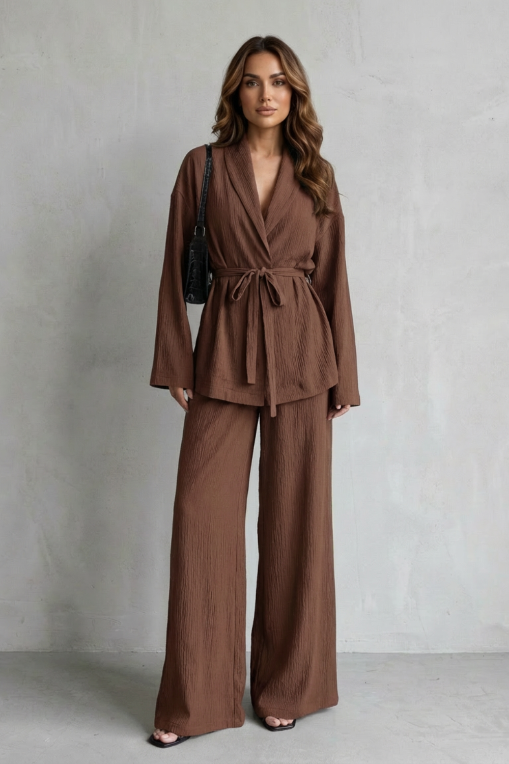 Calissa – Zestaw z dekoltem w serek z paskiem – Elegancka stylizacja z szerokimi spodniami