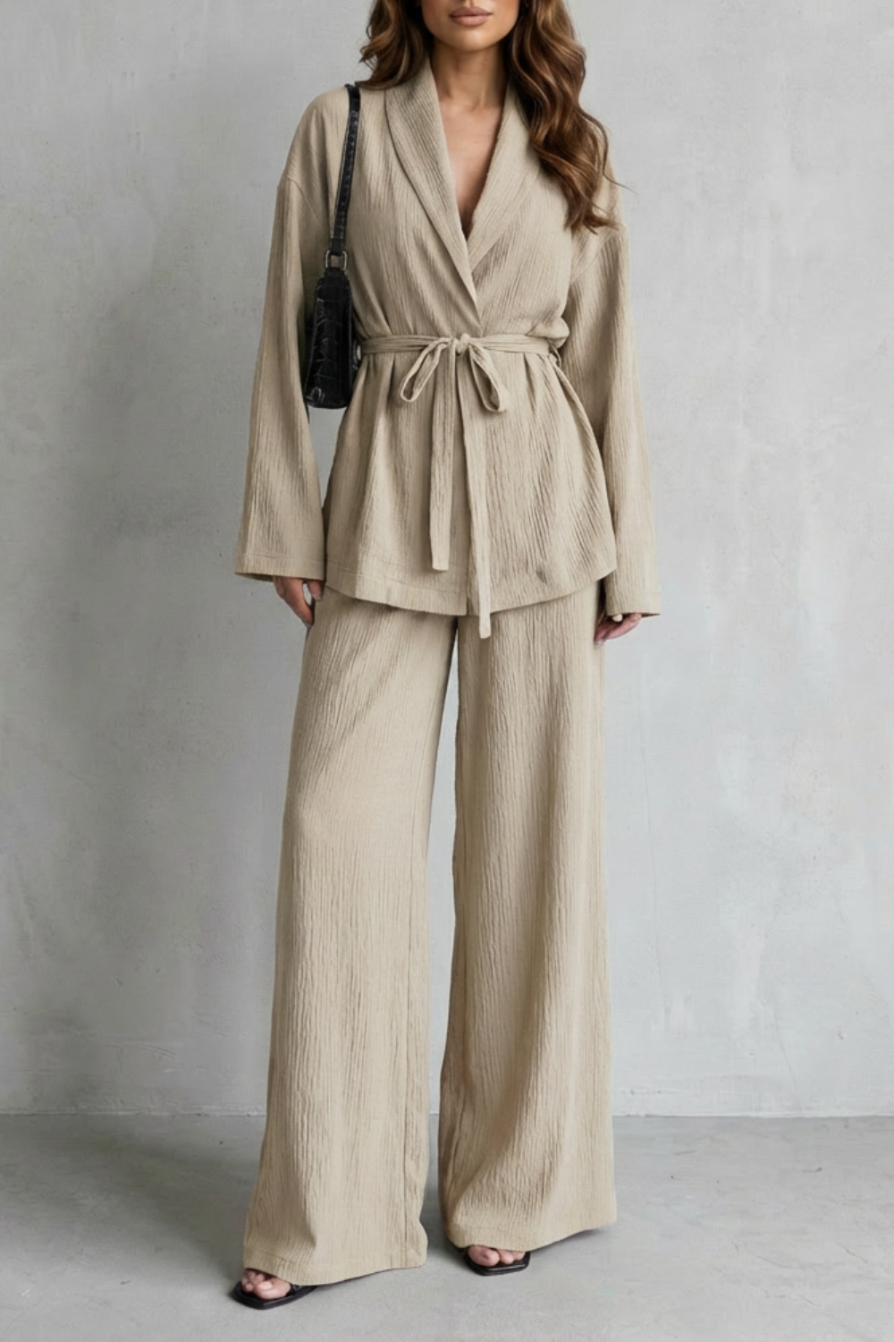 Calissa – Zestaw z dekoltem w serek z paskiem – Elegancka stylizacja z szerokimi spodniami