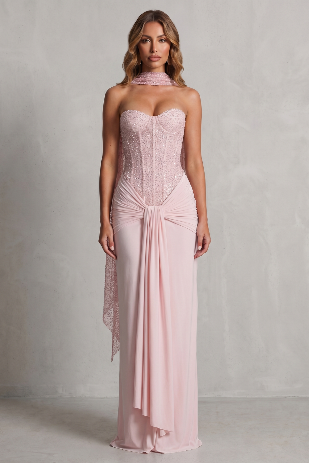 Carinelle – Elegancja w drapowanej satynie – Sukienka maxi