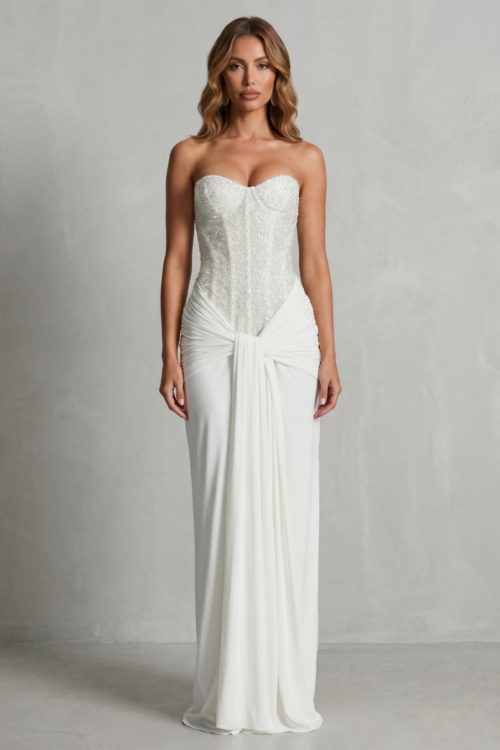 Carinelle – Elegancja w drapowanej satynie – Sukienka maxi