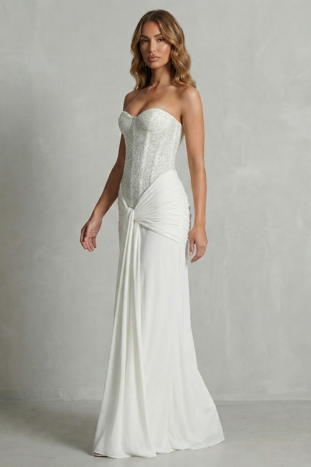 Carinelle – Elegancja w drapowanej satynie – Sukienka maxi