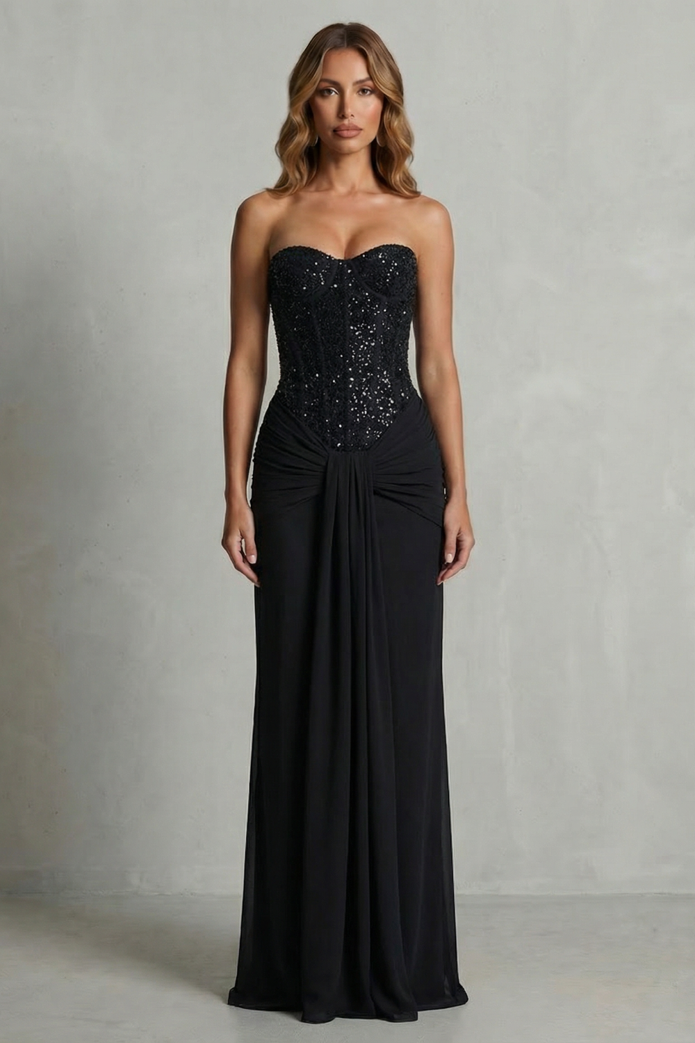 Carinelle – Elegancja w drapowanej satynie – Sukienka maxi