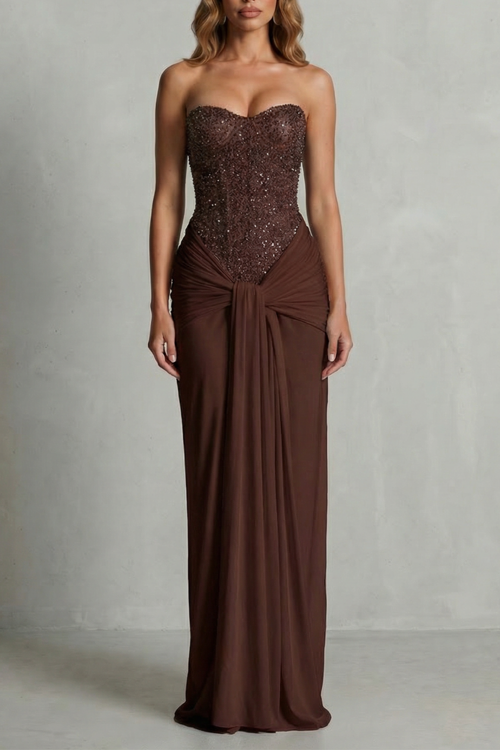 Carinelle – Elegancja w drapowanej satynie – Sukienka maxi