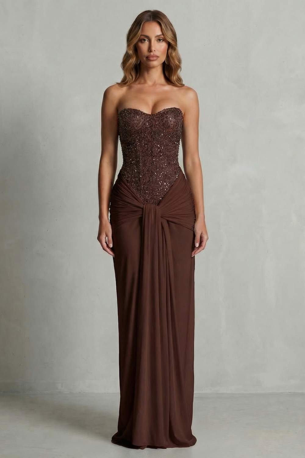 Carinelle – Elegancja w drapowanej satynie – Sukienka maxi
