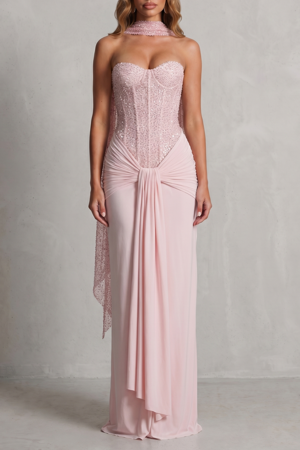 Carinelle – Elegancja w drapowanej satynie – Sukienka maxi