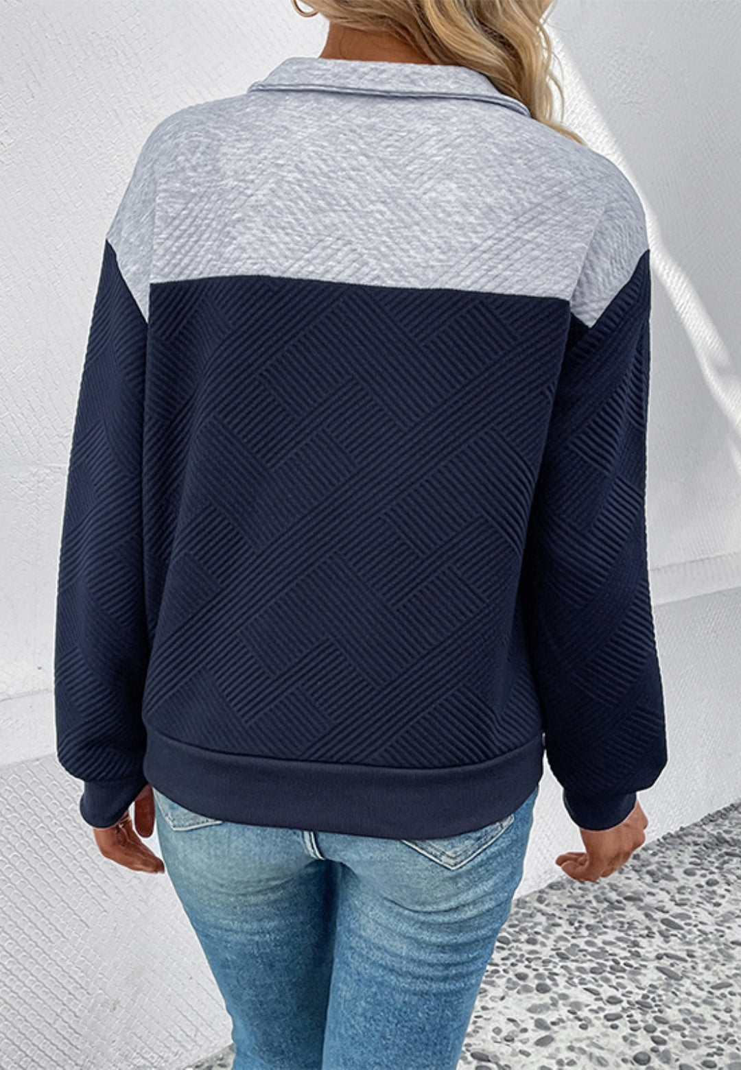 Emilia | Sweter damski teksturowany z dwukolorowym guzikiem Chicveo