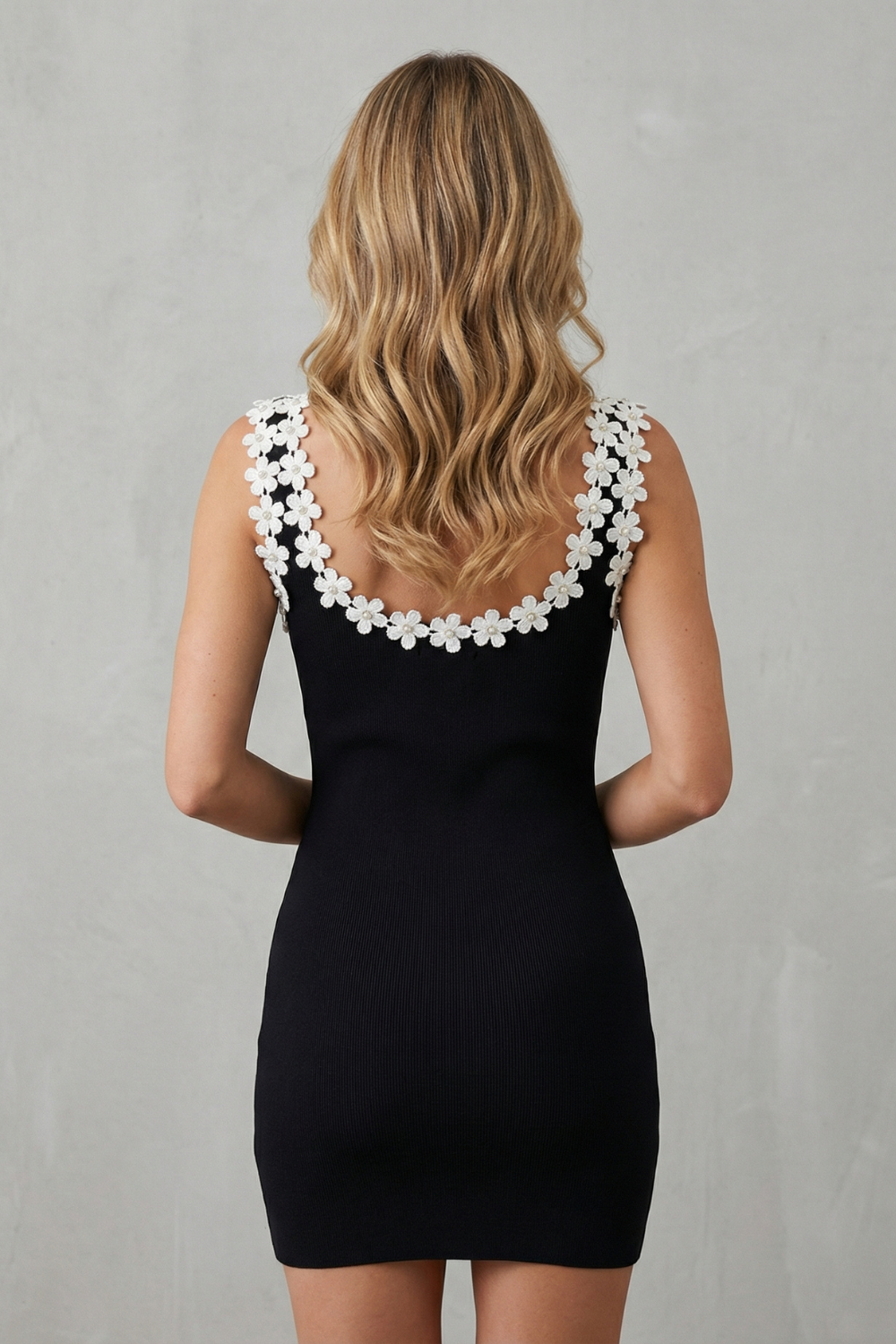 Faith – Słodki kontrast – Sukienka mini bodycon z kwiatowymi detalami
