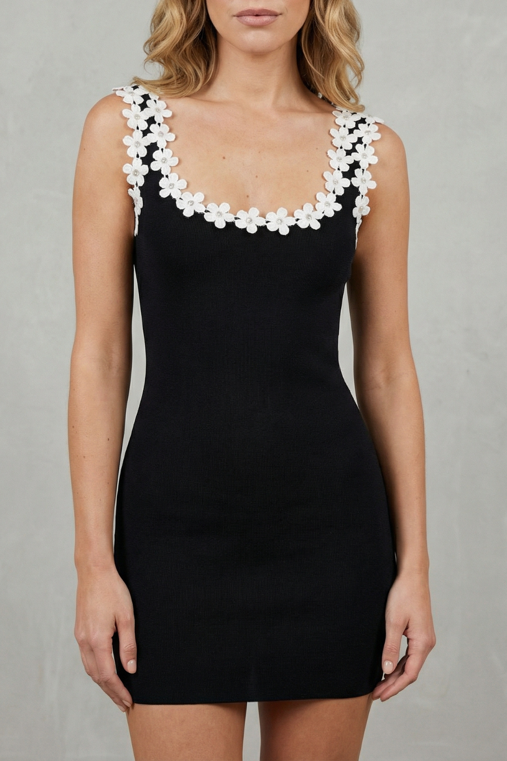Faith – Słodki kontrast – Sukienka mini bodycon z kwiatowymi detalami
