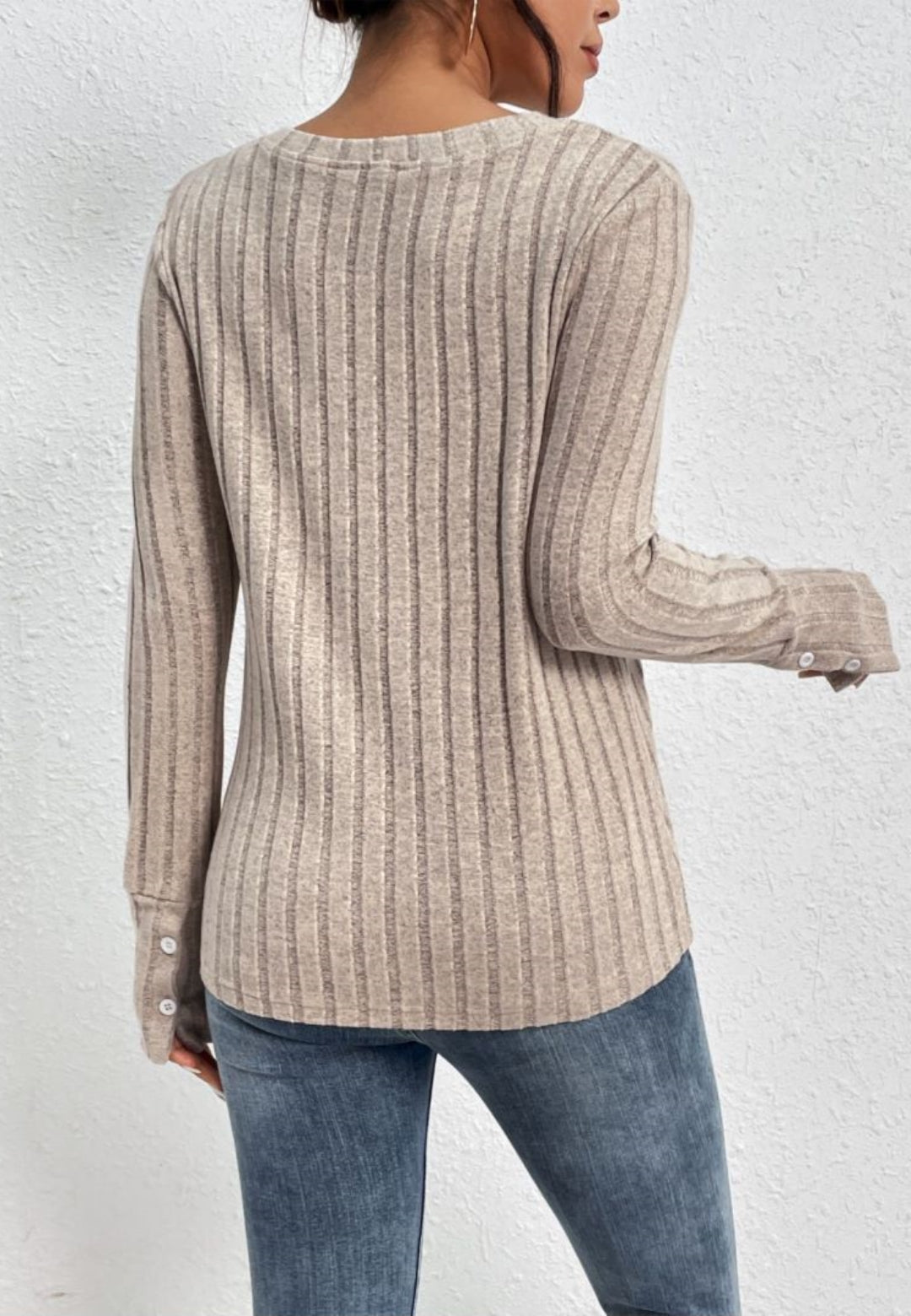 Irena | Sweter damski koronkowy z dekoltem V i eleganckimi mankietami Chicveo