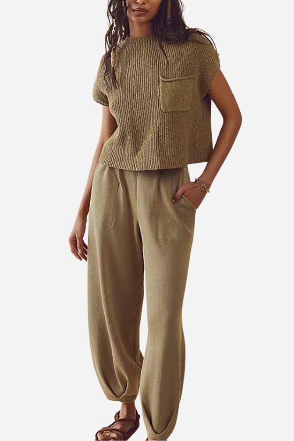 Jagoda | Stylowy Zestaw Damski z T-Shirtem i Spodniami Chicveo