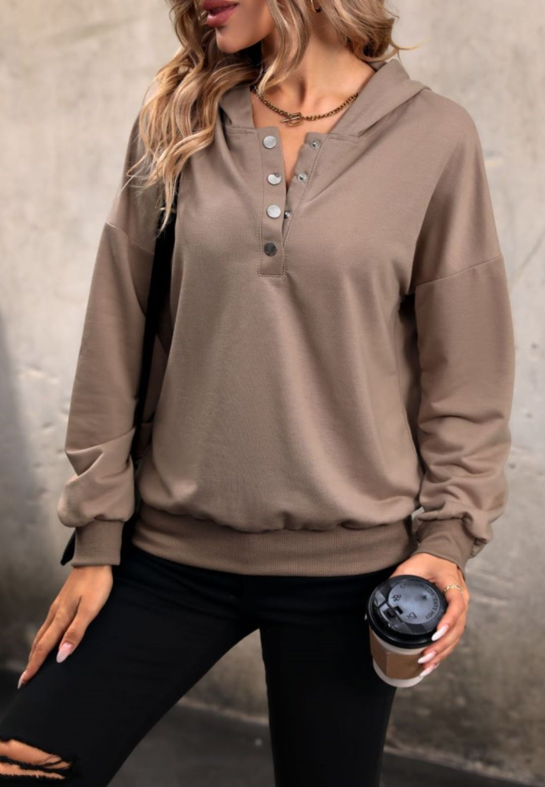 Joanna | Sweter damski henley luźny z kapturem i guzikami Chicveo