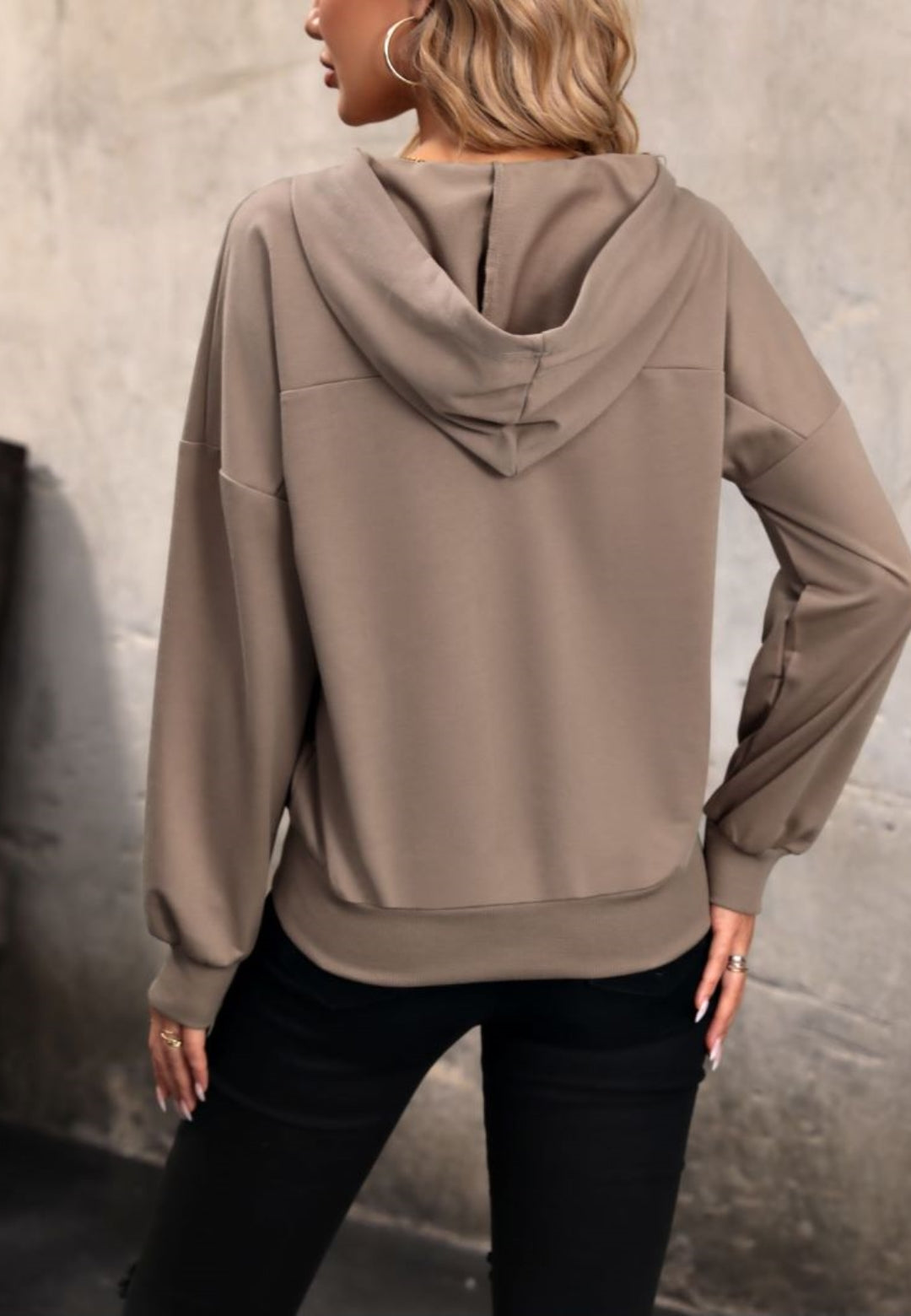 Joanna | Sweter damski henley luźny z kapturem i guzikami Chicveo