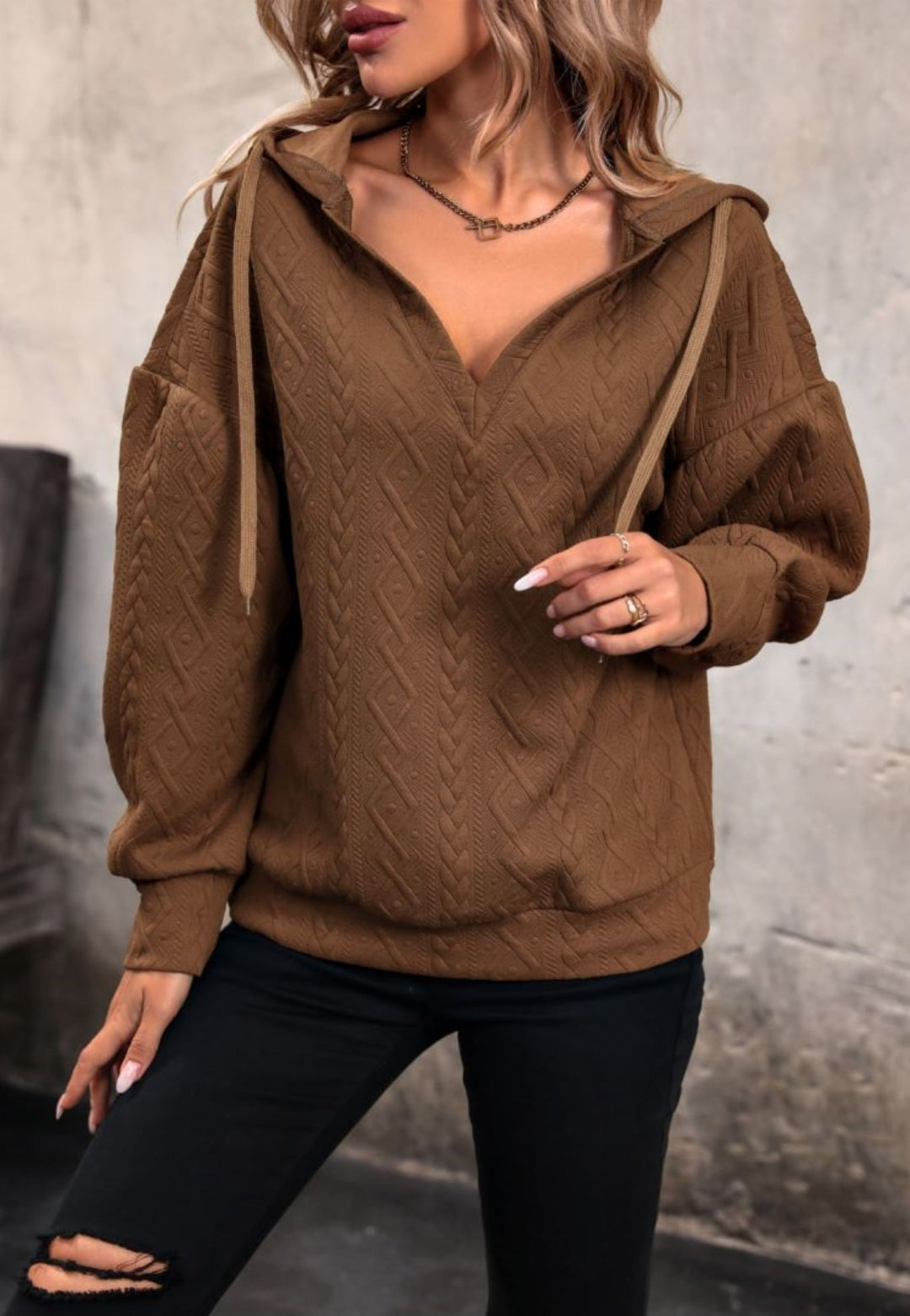 Julia | Stylowy sweter damski luźny z kapturem warkoczowy V-neck Chicveo