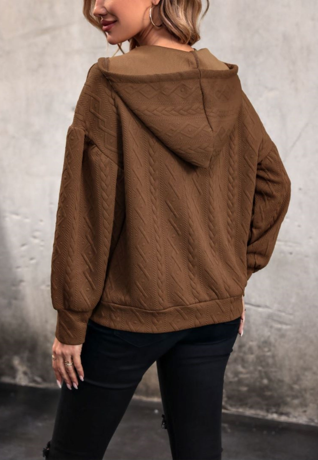 Julia | Stylowy sweter damski luźny z kapturem warkoczowy V-neck Chicveo