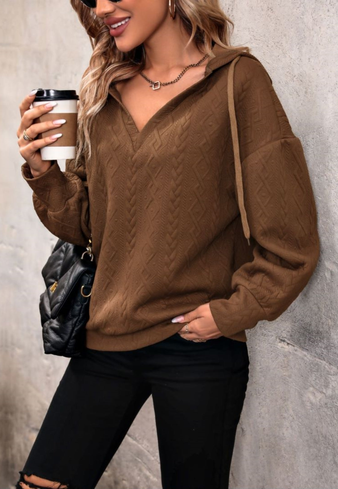 Julia | Stylowy sweter damski luźny z kapturem warkoczowy V-neck Chicveo