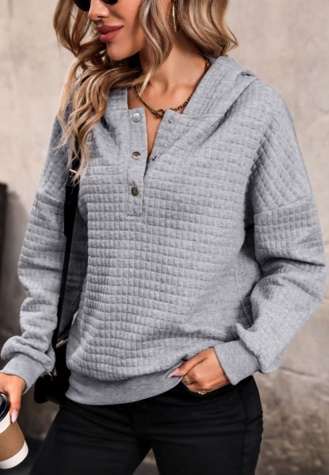 Kamila | Pikowany sweter damski z kapturem i guzikami oversize Chicveo