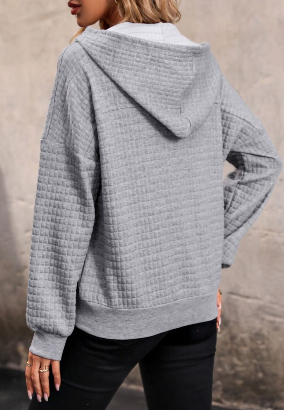 Kamila | Pikowany sweter damski z kapturem i guzikami oversize Chicveo