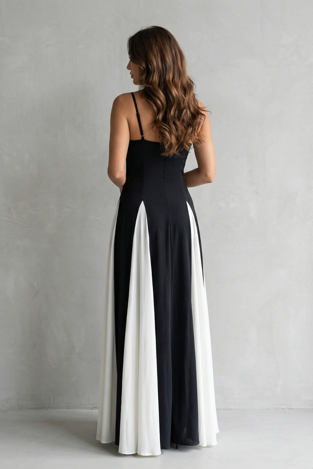 Lovie – Nowoczesny kontrast – Elegancka maxi sukienka dla kobiet
