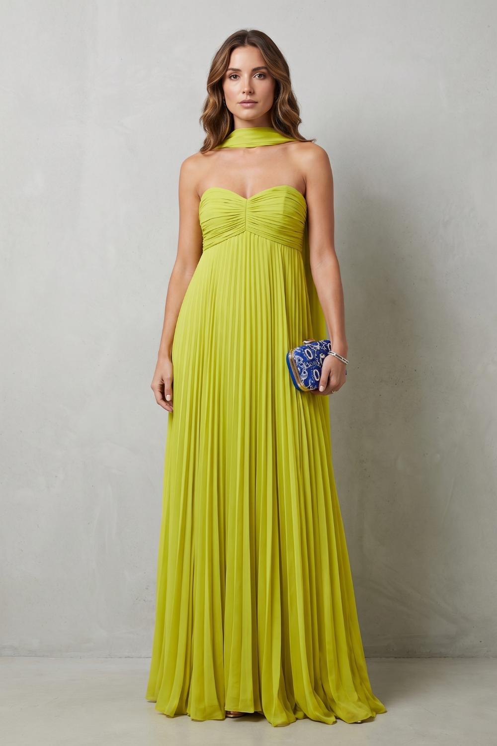Makayelle – Sukienka maxi z plisowanym dekoltem halter
