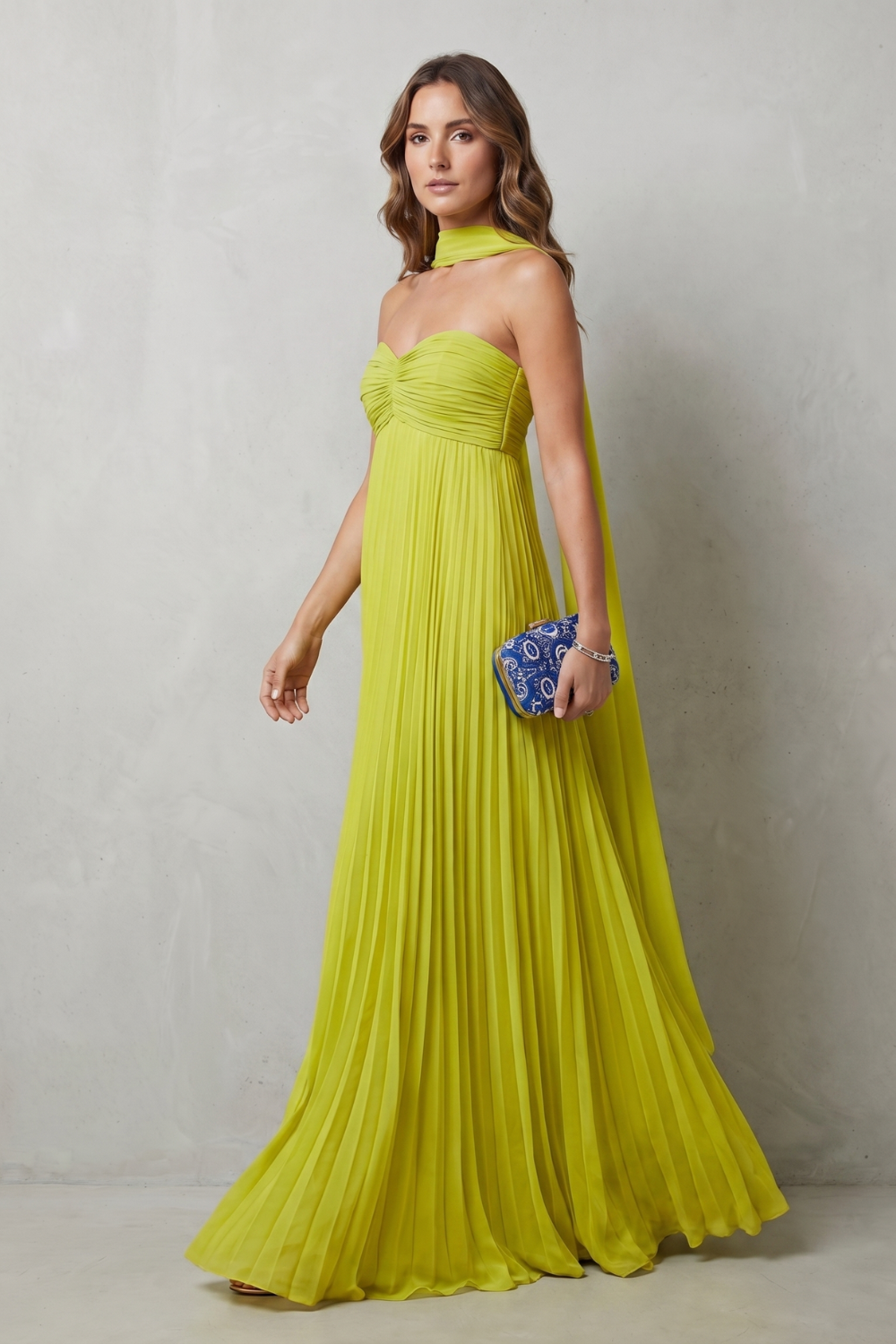 Makayelle – Sukienka maxi z plisowanym dekoltem halter