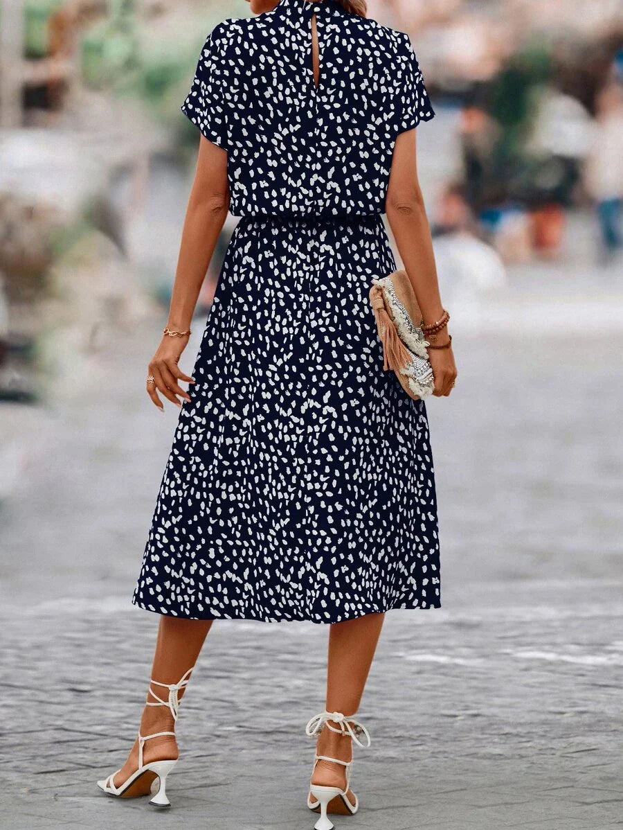 Malwina | Sukienka w Plamki z Eleganckim Akcentem