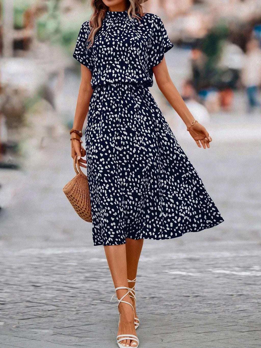 Malwina | Sukienka w Plamki z Eleganckim Akcentem