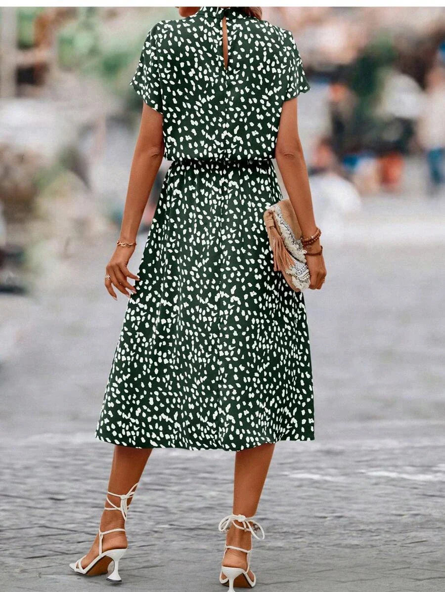 Malwina | Sukienka w Plamki z Eleganckim Akcentem