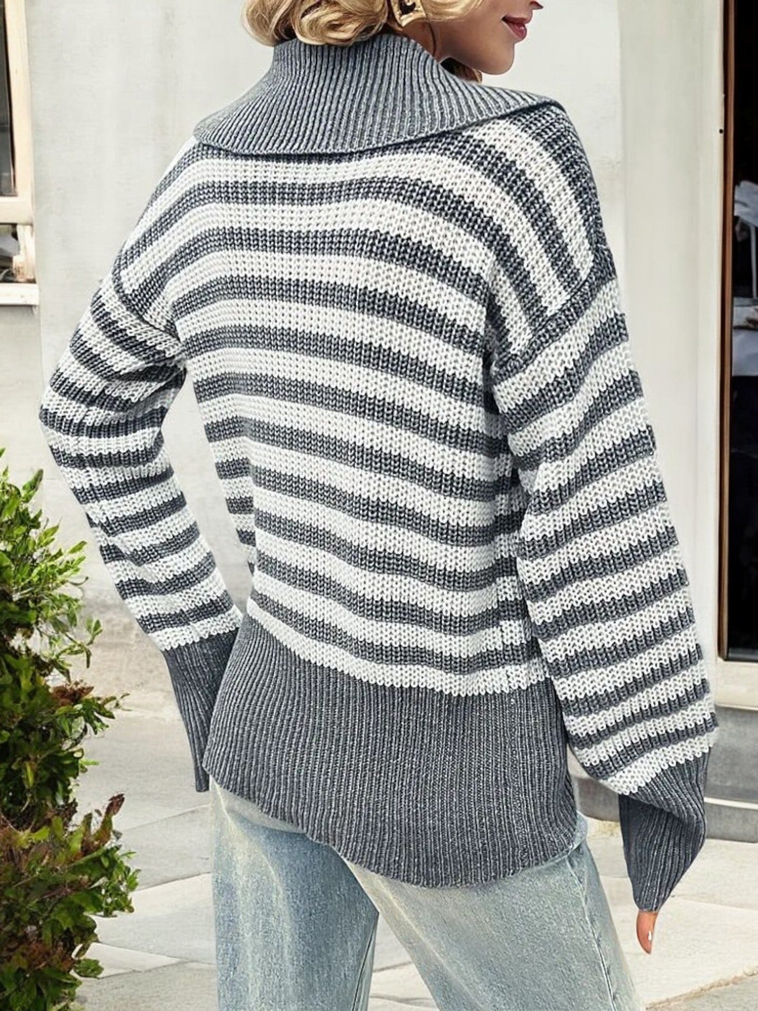 Otylia | Damski sweter w paski z kołnierzykiem i długimi rękawami