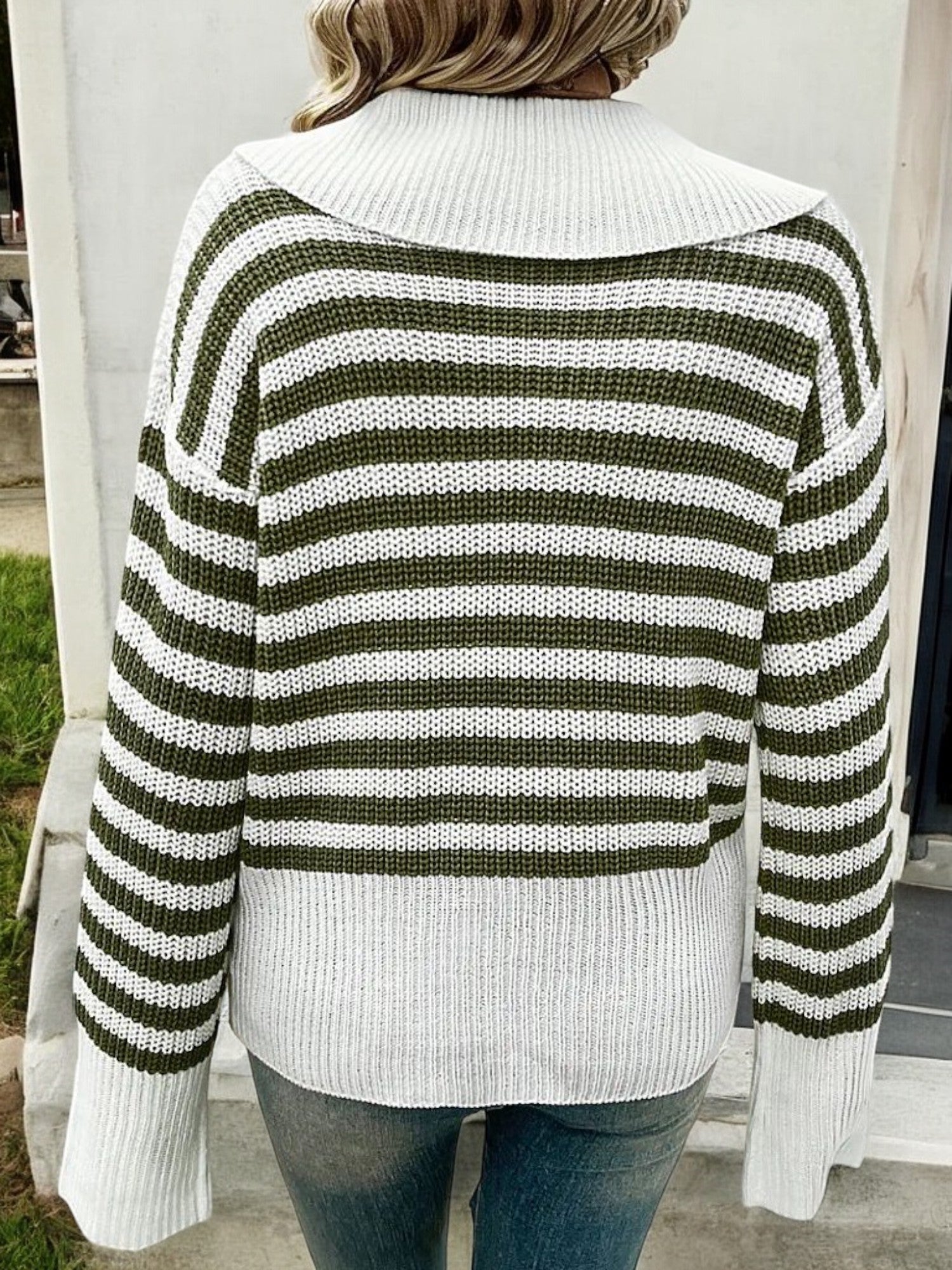 Otylia | Damski sweter w paski z kołnierzykiem i długimi rękawami
