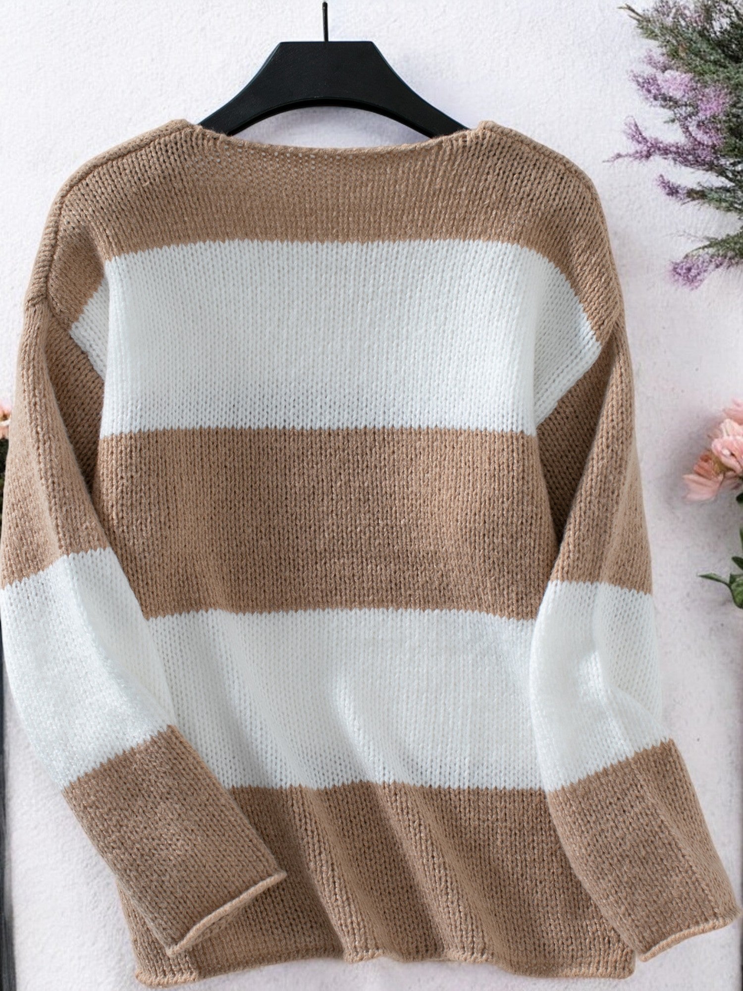Stefka | Sweter damski z dekoltem w serek i paskami, styl off-shoulder
