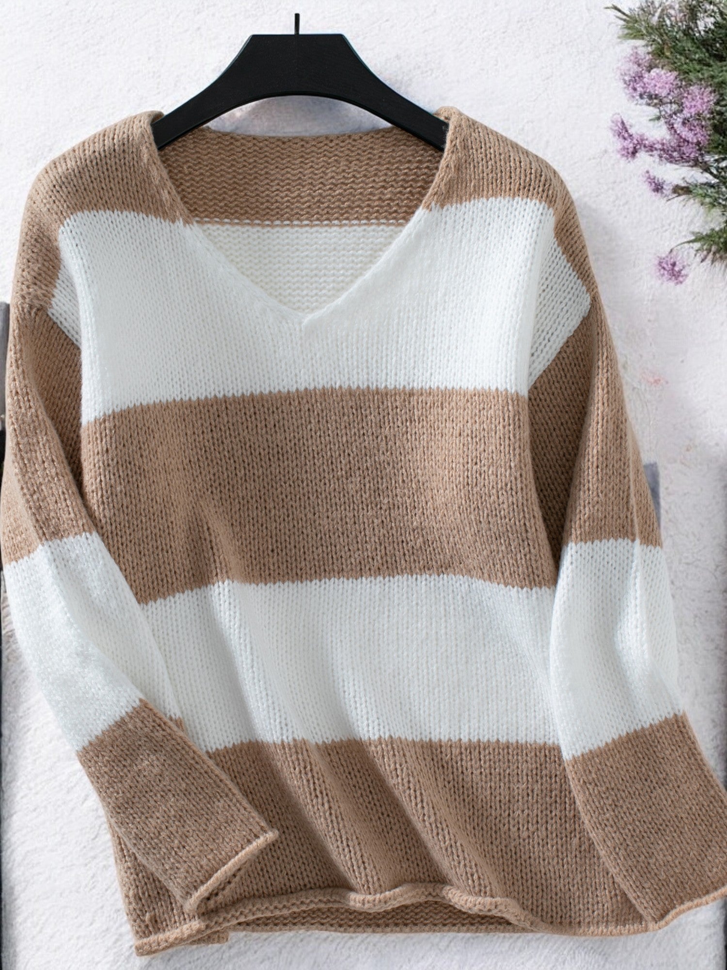 Stefka | Sweter damski z dekoltem w serek i paskami, styl off-shoulder