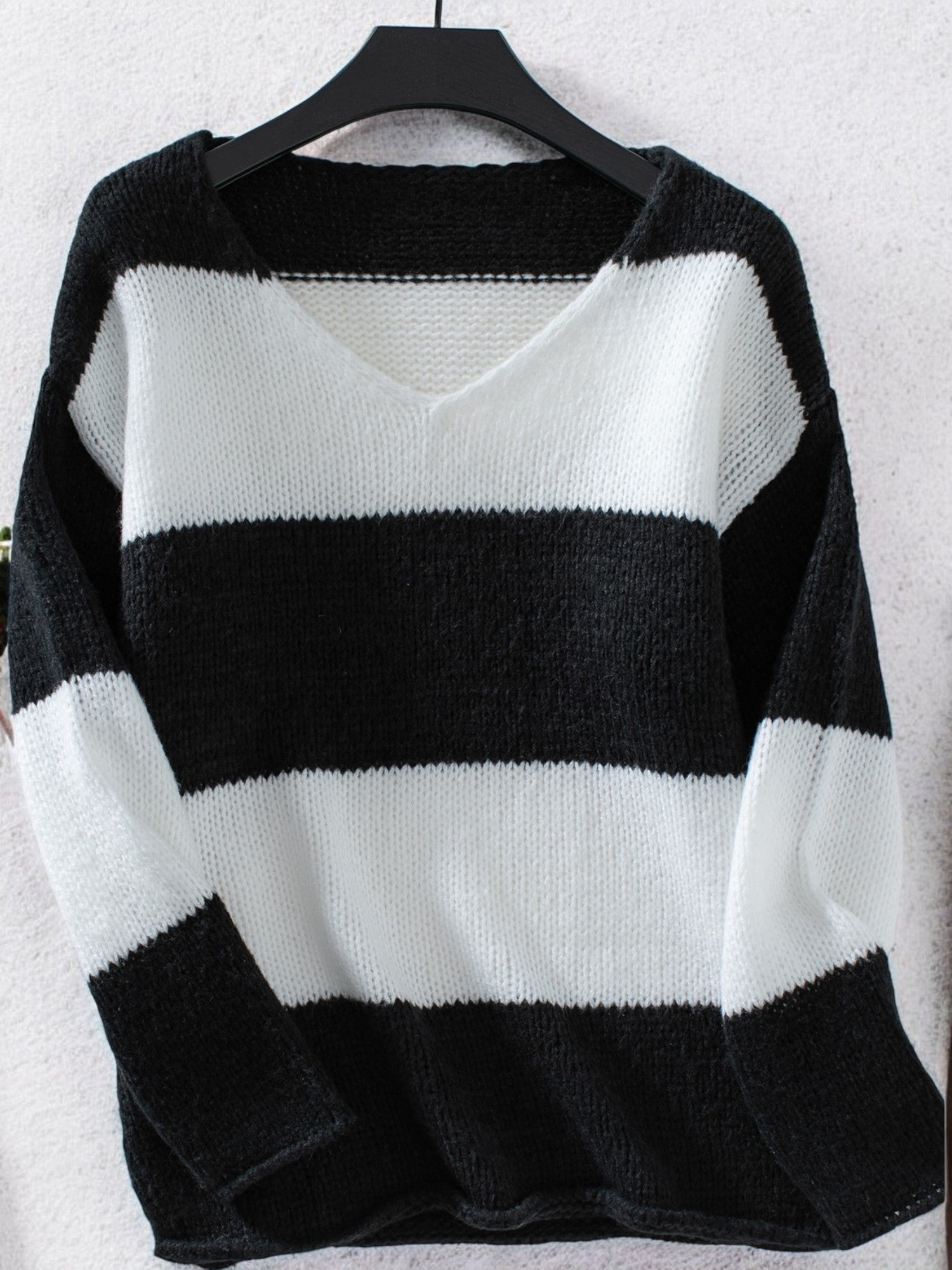 Stefka | Sweter damski z dekoltem w serek i paskami, styl off-shoulder